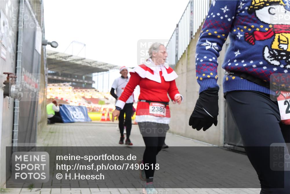 08.12.2024 - St. Pauli X-Mass-Run No. 14 H.Heesch http://msf.ph/oto/7490518 08.12.2024 10:04:45 Ziel 31, 89, 791, 1421, 2380, 2382, 2383, 2604, 3008, 299, 627, 634, 2380, 2382, 2383 meine-sportfotos.de