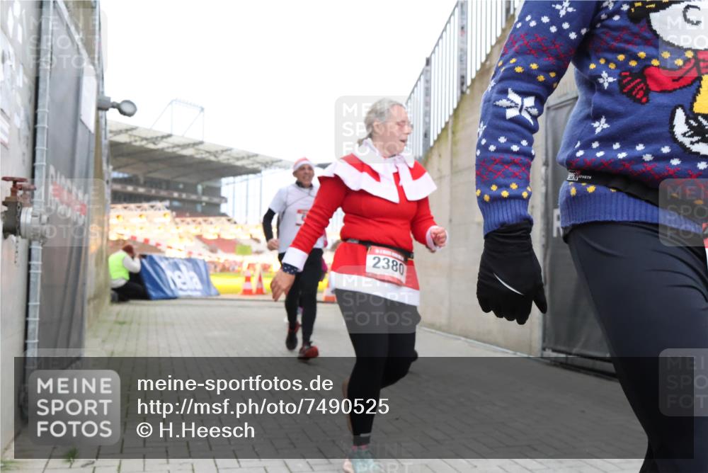 08.12.2024 - St. Pauli X-Mass-Run No. 14 H.Heesch http://msf.ph/oto/7490525 08.12.2024 10:04:45 Ziel 31, 89, 791, 1421, 2380, 2382, 2383, 2604, 3008, 299, 627, 634, 2380, 2382, 2383 meine-sportfotos.de