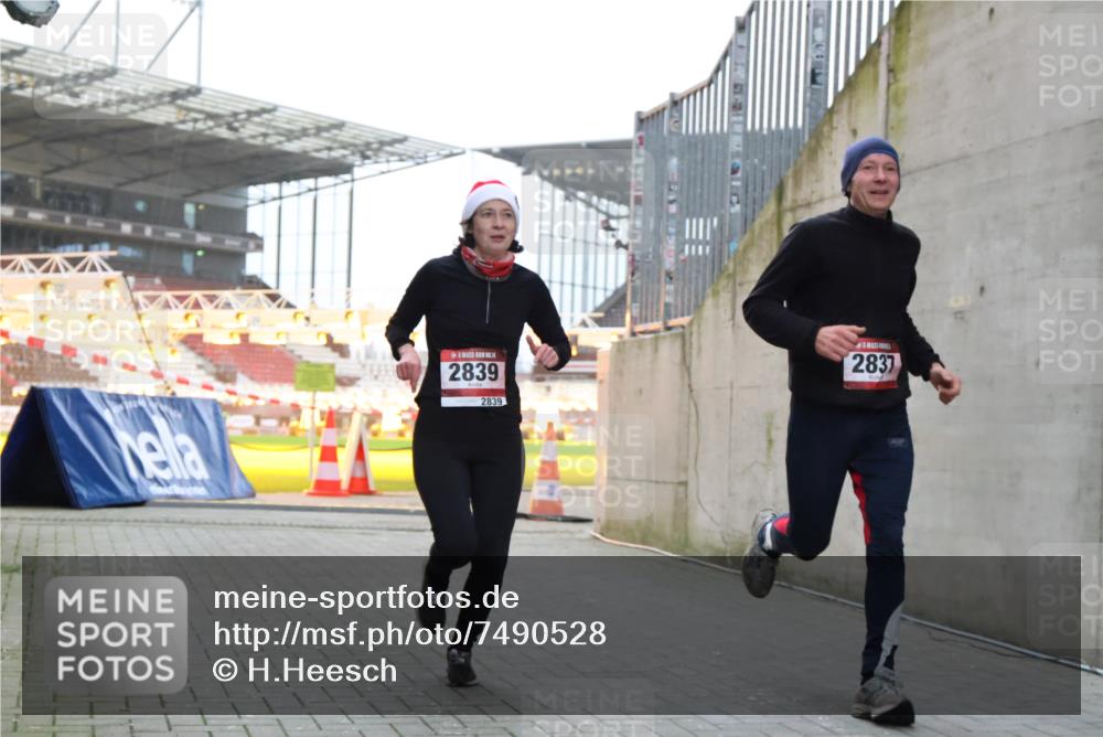 08.12.2024 - St. Pauli X-Mass-Run No. 14 H.Heesch http://msf.ph/oto/7490528 08.12.2024 09:56:53 Ziel 288, 799, 2837, 2839, 288, 2837, 2839, 3095 meine-sportfotos.de