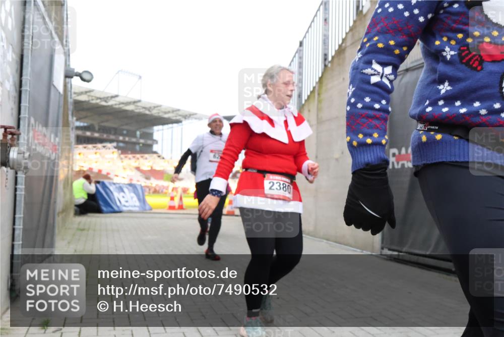 08.12.2024 - St. Pauli X-Mass-Run No. 14 H.Heesch http://msf.ph/oto/7490532 08.12.2024 10:04:45 Ziel 31, 89, 791, 1421, 2380, 2382, 2383, 2604, 3008, 299, 627, 634, 2380, 2382, 2383 meine-sportfotos.de