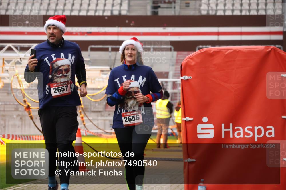 08.12.2024 - St. Pauli X-Mass-Run No. 14 Yannick Fuchs http://msf.ph/oto/7490540 08.12.2024 10:41:15 Ziel 584, 1131, 1463, 2064, 2476, 2589, 2656, 2657, 2678, 2680, 2682 meine-sportfotos.de