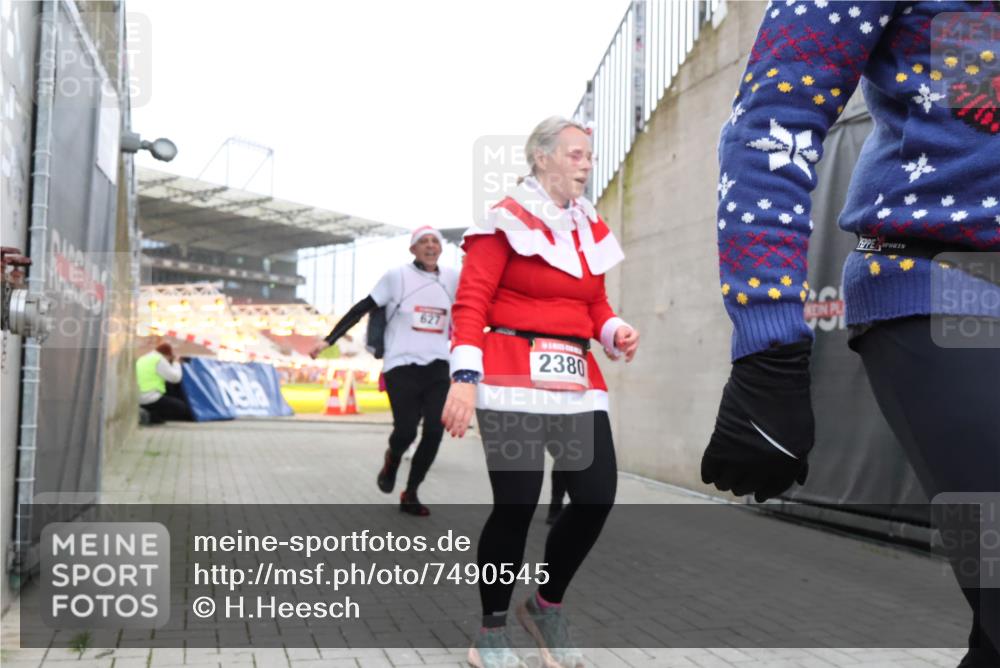 08.12.2024 - St. Pauli X-Mass-Run No. 14 H.Heesch http://msf.ph/oto/7490545 08.12.2024 10:04:45 Ziel 31, 89, 791, 1421, 2380, 2382, 2383, 2604, 3008, 299, 627, 634, 2380, 2382, 2383 meine-sportfotos.de