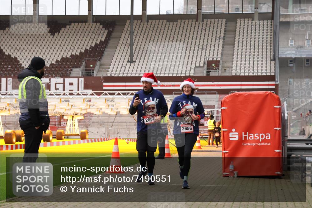 08.12.2024 - St. Pauli X-Mass-Run No. 14 Yannick Fuchs http://msf.ph/oto/7490551 08.12.2024 10:41:16 Ziel 1131, 1463, 2064, 2476, 2589, 2656, 2657, 2678, 2680, 2682 meine-sportfotos.de