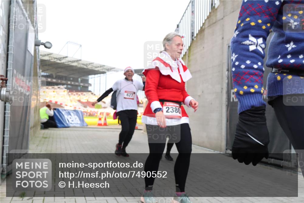 08.12.2024 - St. Pauli X-Mass-Run No. 14 H.Heesch http://msf.ph/oto/7490552 08.12.2024 10:04:45 Ziel 31, 89, 791, 1421, 2380, 2382, 2383, 2604, 3008, 299, 627, 634, 2380, 2382, 2383 meine-sportfotos.de
