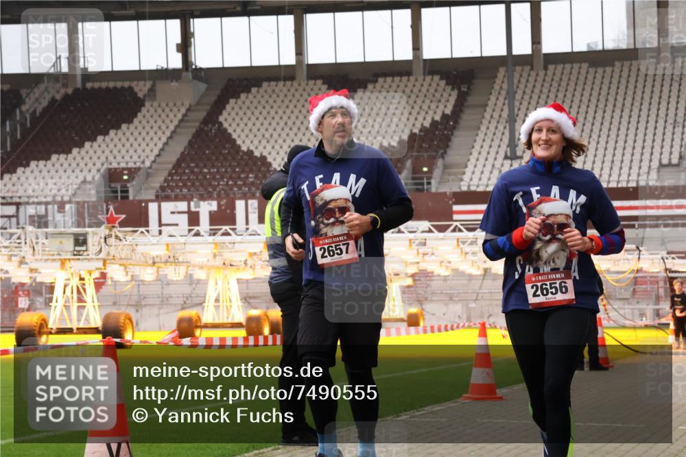 08.12.2024 - St. Pauli X-Mass-Run No. 14 Yannick Fuchs http://msf.ph/oto/7490555 08.12.2024 10:41:18 Ziel 1463, 2064, 2589, 2656, 2657, 2680, 2682 meine-sportfotos.de