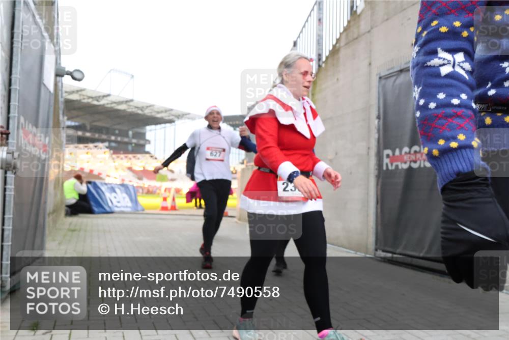 08.12.2024 - St. Pauli X-Mass-Run No. 14 H.Heesch http://msf.ph/oto/7490558 08.12.2024 10:04:46 Ziel 31, 89, 299, 627, 634, 791, 1421, 2380, 2382, 2383, 2604, 3008, 299, 595, 627, 634, 748, 2380, 2485 meine-sportfotos.de
