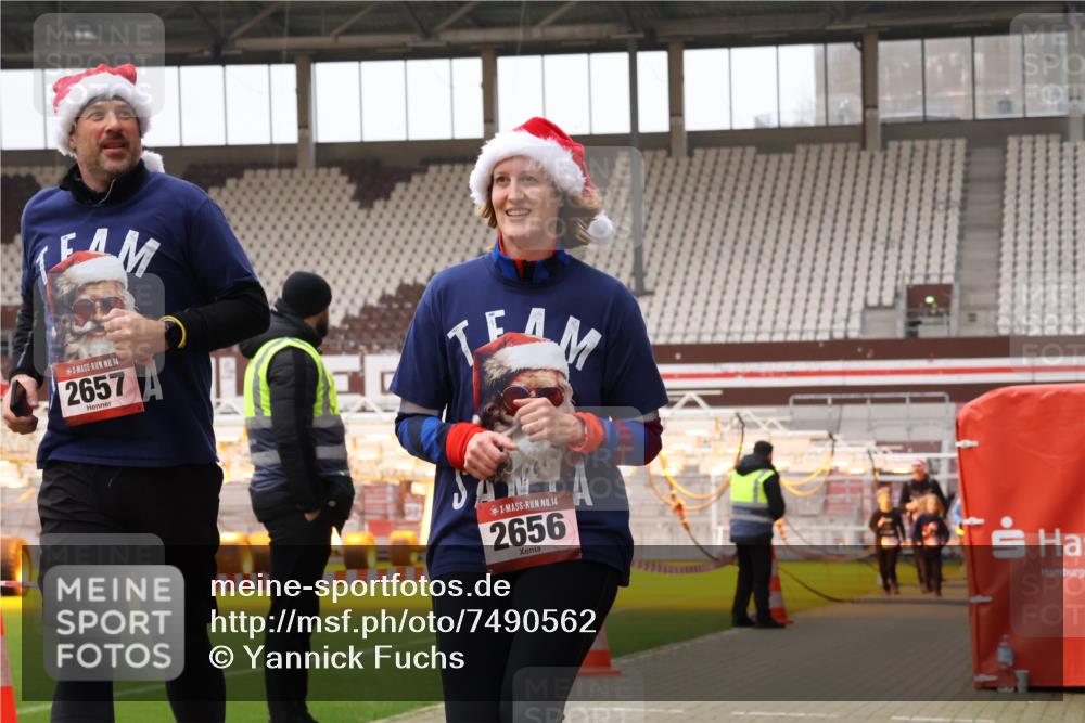 08.12.2024 - St. Pauli X-Mass-Run No. 14 Yannick Fuchs http://msf.ph/oto/7490562 08.12.2024 10:41:19 Ziel 1463, 2064, 2589, 2656, 2657, 2680, 2682 meine-sportfotos.de