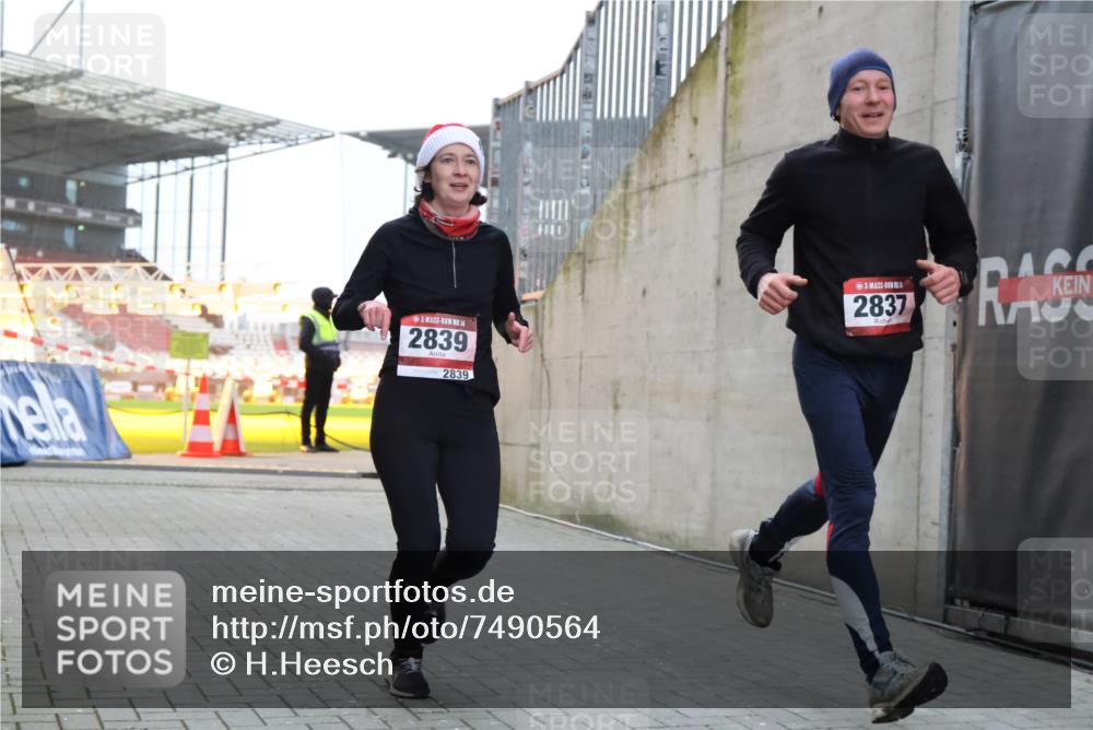 08.12.2024 - St. Pauli X-Mass-Run No. 14 H.Heesch http://msf.ph/oto/7490564 08.12.2024 09:56:53 Ziel 288, 799, 2837, 2839, 288, 2837, 2839, 3095 meine-sportfotos.de