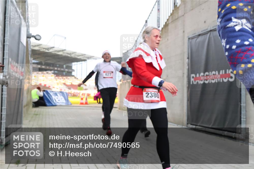 08.12.2024 - St. Pauli X-Mass-Run No. 14 H.Heesch http://msf.ph/oto/7490565 08.12.2024 10:04:46 Ziel 31, 89, 299, 627, 634, 791, 1421, 2380, 2382, 2383, 2604, 3008, 299, 595, 627, 634, 748, 2380, 2485 meine-sportfotos.de