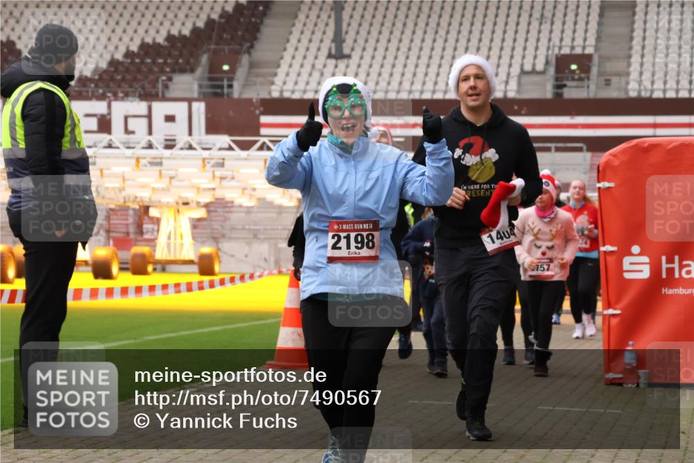08.12.2024 - St. Pauli X-Mass-Run No. 14 Yannick Fuchs http://msf.ph/oto/7490567 08.12.2024 10:41:29 Ziel 1403, 1404, 1463, 1752, 1755, 1757, 1760, 2198, 2589, 2656, 2657, 3424 meine-sportfotos.de