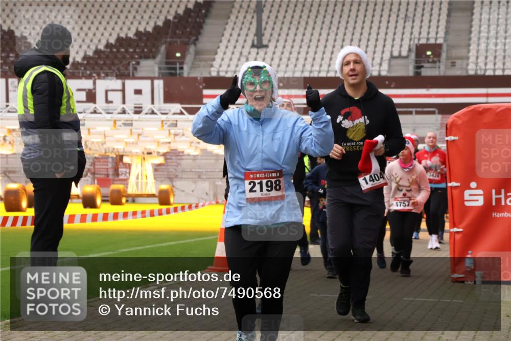 08.12.2024 - St. Pauli X-Mass-Run No. 14 Yannick Fuchs http://msf.ph/oto/7490568 08.12.2024 10:41:30 Ziel 1403, 1404, 1463, 1752, 1755, 1757, 1760, 2198, 2589, 2656, 2657, 3424 meine-sportfotos.de