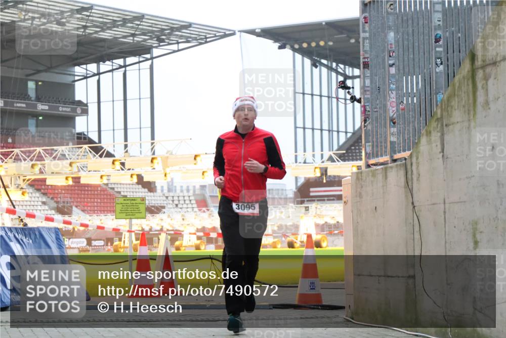 08.12.2024 - St. Pauli X-Mass-Run No. 14 H.Heesch http://msf.ph/oto/7490572 08.12.2024 09:56:55 Ziel 288, 2837, 2839, 2837, 2839, 3095 meine-sportfotos.de