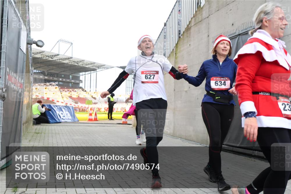 08.12.2024 - St. Pauli X-Mass-Run No. 14 H.Heesch http://msf.ph/oto/7490574 08.12.2024 10:04:46 Ziel 31, 89, 299, 627, 634, 791, 1421, 2380, 2382, 2383, 2604, 3008, 299, 595, 627, 634, 748, 2380, 2485 meine-sportfotos.de