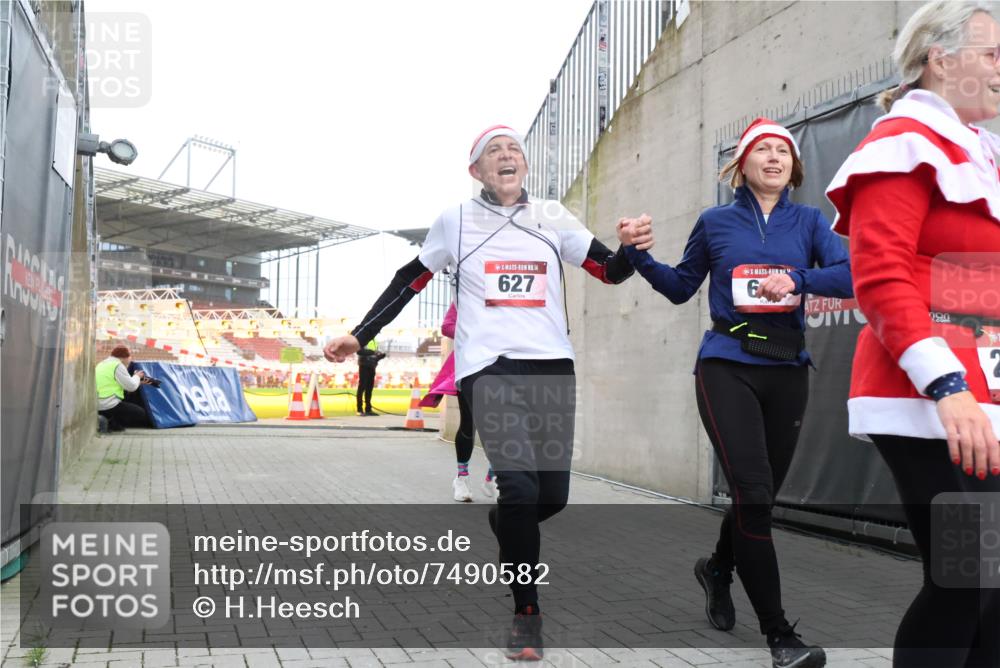 08.12.2024 - St. Pauli X-Mass-Run No. 14 H.Heesch http://msf.ph/oto/7490582 08.12.2024 10:04:46 Ziel 31, 89, 299, 627, 634, 791, 1421, 2380, 2382, 2383, 2604, 3008, 299, 595, 627, 634, 748, 2380, 2485 meine-sportfotos.de