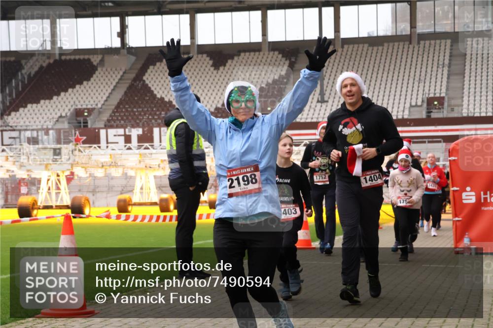 08.12.2024 - St. Pauli X-Mass-Run No. 14 Yannick Fuchs http://msf.ph/oto/7490594 08.12.2024 10:41:30 Ziel 1403, 1404, 1463, 1752, 1755, 1757, 1760, 2198, 2589, 2656, 2657, 3424 meine-sportfotos.de