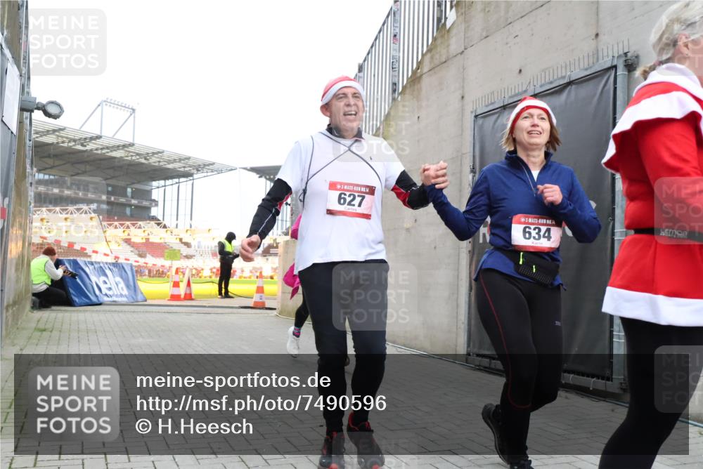 08.12.2024 - St. Pauli X-Mass-Run No. 14 H.Heesch http://msf.ph/oto/7490596 08.12.2024 10:04:47 Ziel 31, 89, 299, 627, 634, 791, 1421, 2380, 2382, 2383, 3008, 299, 595, 627, 634, 748, 2380, 2485 meine-sportfotos.de