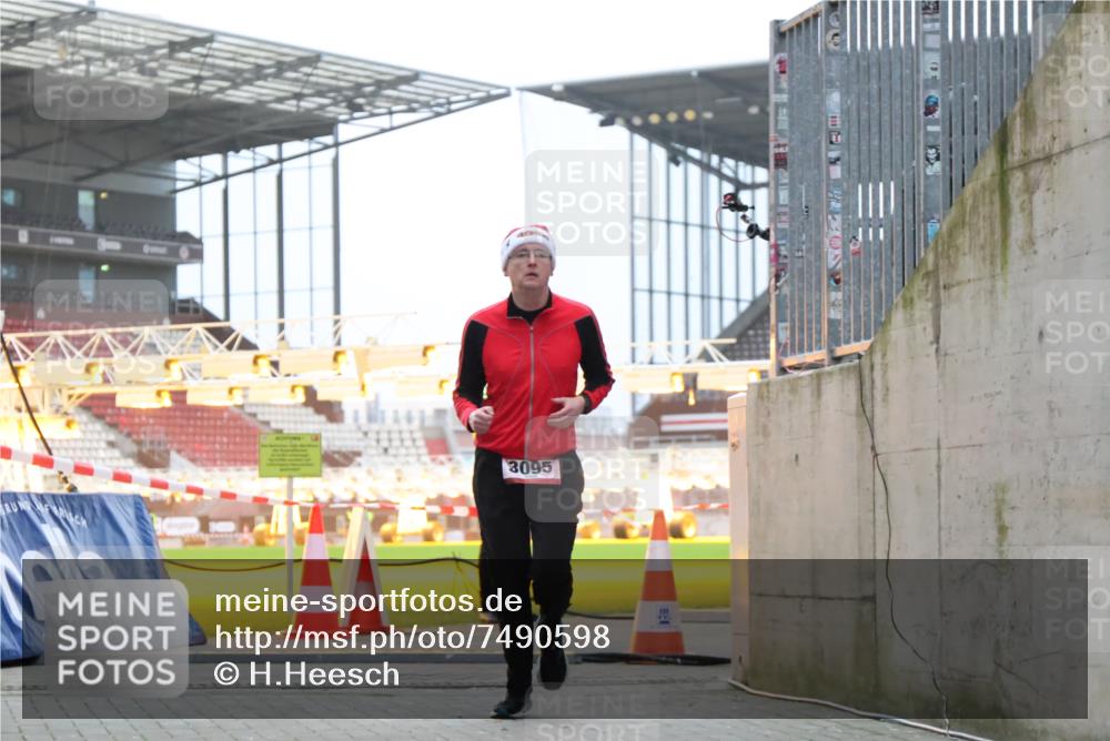 08.12.2024 - St. Pauli X-Mass-Run No. 14 H.Heesch http://msf.ph/oto/7490598 08.12.2024 09:56:56 Ziel 288, 2837, 2839, 3095 meine-sportfotos.de