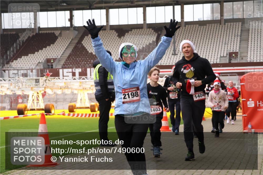 08.12.2024 - St. Pauli X-Mass-Run No. 14 Yannick Fuchs http://msf.ph/oto/7490600 08.12.2024 10:41:31 Ziel 1403, 1404, 1463, 1752, 1755, 1757, 1760, 2198, 2656, 2657, 3424, 3436 meine-sportfotos.de