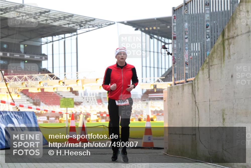 08.12.2024 - St. Pauli X-Mass-Run No. 14 H.Heesch http://msf.ph/oto/7490607 08.12.2024 09:56:56 Ziel 288, 2837, 2839, 3095 meine-sportfotos.de