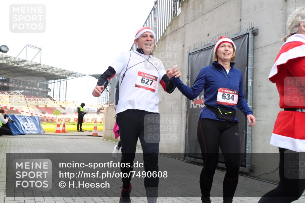 08.12.2024 - St. Pauli X-Mass-Run No. 14 H.Heesch http://msf.ph/oto/7490608 08.12.2024 10:04:47 Ziel 31, 89, 299, 627, 634, 791, 1421, 2380, 2382, 2383, 3008, 299, 595, 627, 634, 748, 2380, 2485 meine-sportfotos.de