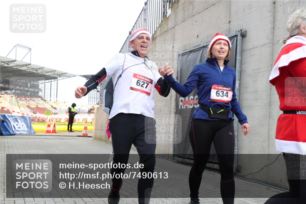 08.12.2024 - St. Pauli X-Mass-Run No. 14 H.Heesch http://msf.ph/oto/7490613 08.12.2024 10:04:47 Ziel 31, 89, 299, 627, 634, 791, 1421, 2380, 2382, 2383, 3008, 299, 595, 627, 634, 748, 2380, 2485 meine-sportfotos.de