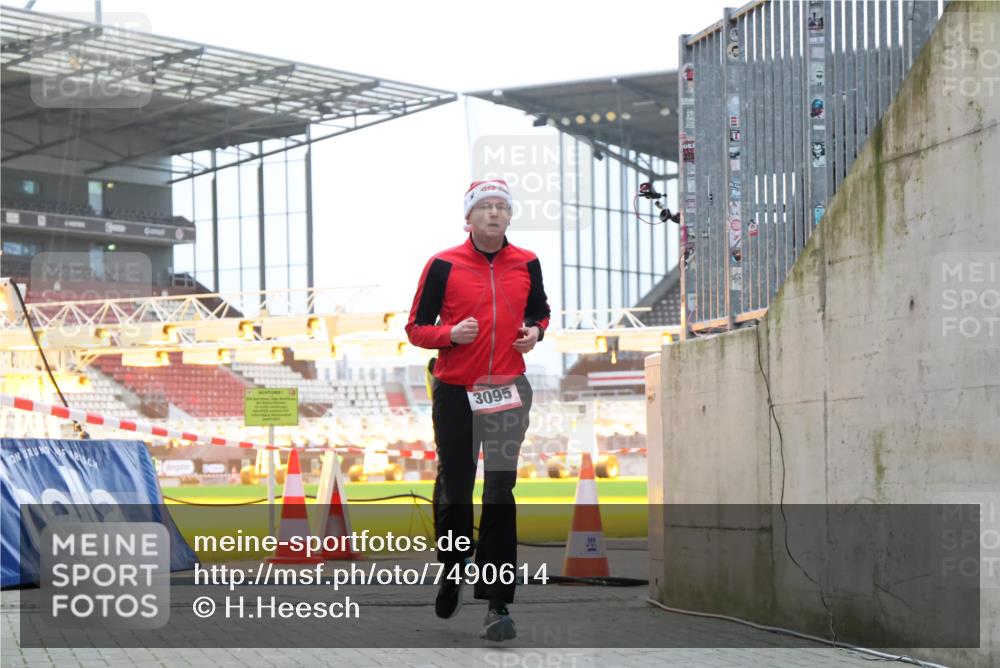 08.12.2024 - St. Pauli X-Mass-Run No. 14 H.Heesch http://msf.ph/oto/7490614 08.12.2024 09:56:56 Ziel 288, 2837, 2839, 3095 meine-sportfotos.de