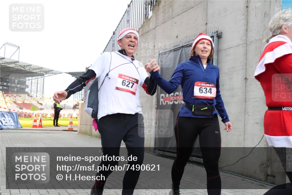 08.12.2024 - St. Pauli X-Mass-Run No. 14 H.Heesch http://msf.ph/oto/7490621 08.12.2024 10:04:47 Ziel 31, 89, 299, 627, 634, 791, 1421, 2380, 2382, 2383, 3008, 299, 595, 627, 634, 748, 2380, 2485 meine-sportfotos.de