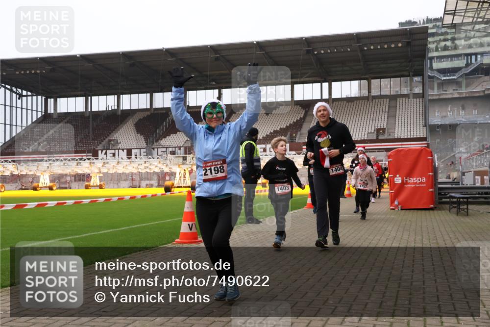 08.12.2024 - St. Pauli X-Mass-Run No. 14 Yannick Fuchs http://msf.ph/oto/7490622 08.12.2024 10:41:31 Ziel 1403, 1404, 1463, 1752, 1755, 1757, 1760, 2198, 2656, 2657, 3424, 3436 meine-sportfotos.de