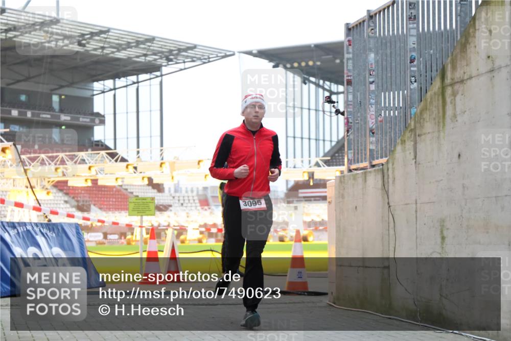 08.12.2024 - St. Pauli X-Mass-Run No. 14 H.Heesch http://msf.ph/oto/7490623 08.12.2024 09:56:56 Ziel 288, 2837, 2839, 3095 meine-sportfotos.de