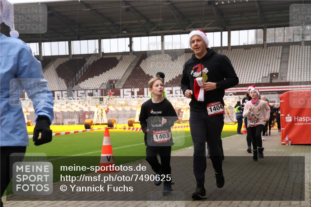 08.12.2024 - St. Pauli X-Mass-Run No. 14 Yannick Fuchs http://msf.ph/oto/7490625 08.12.2024 10:41:32 Ziel 1403, 1404, 1752, 1755, 1757, 1760, 2198, 2656, 2657, 3230, 3424, 3436 meine-sportfotos.de