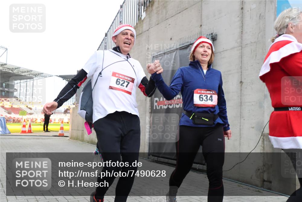08.12.2024 - St. Pauli X-Mass-Run No. 14 H.Heesch http://msf.ph/oto/7490628 08.12.2024 10:04:47 Ziel 31, 89, 299, 627, 634, 791, 1421, 2380, 2382, 2383, 3008, 299, 595, 627, 634, 748, 2380, 2485 meine-sportfotos.de