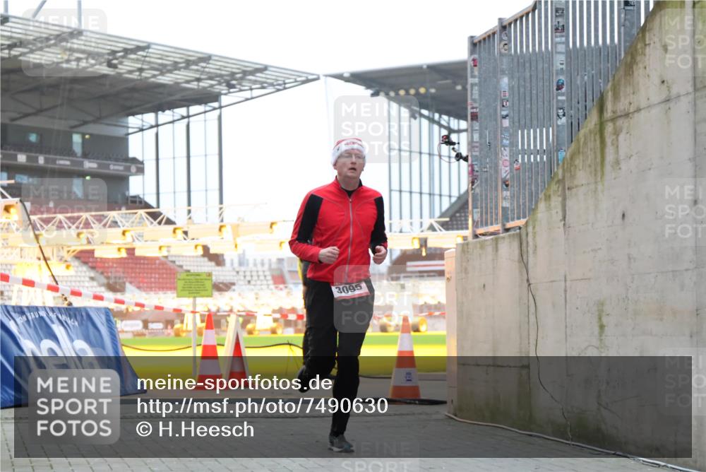 08.12.2024 - St. Pauli X-Mass-Run No. 14 H.Heesch http://msf.ph/oto/7490630 08.12.2024 09:56:56 Ziel 288, 2837, 2839, 3095 meine-sportfotos.de