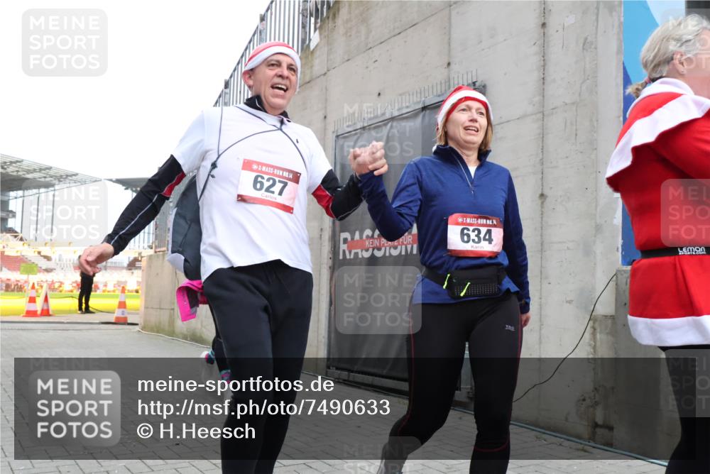 08.12.2024 - St. Pauli X-Mass-Run No. 14 H.Heesch http://msf.ph/oto/7490633 08.12.2024 10:04:47 Ziel 31, 89, 299, 627, 634, 791, 1421, 2380, 2382, 2383, 3008, 299, 595, 627, 634, 748, 2380, 2485 meine-sportfotos.de