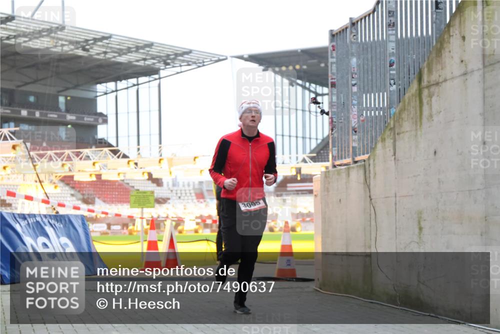 08.12.2024 - St. Pauli X-Mass-Run No. 14 H.Heesch http://msf.ph/oto/7490637 08.12.2024 09:56:56 Ziel 288, 2837, 2839, 3095 meine-sportfotos.de