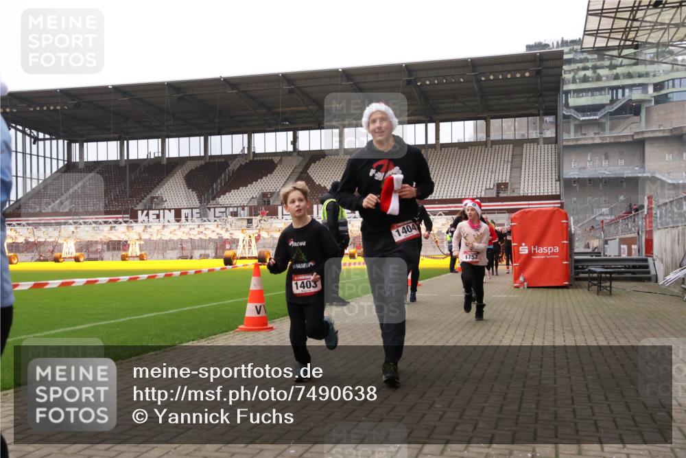 08.12.2024 - St. Pauli X-Mass-Run No. 14 Yannick Fuchs http://msf.ph/oto/7490638 08.12.2024 10:41:32 Ziel 1403, 1404, 1752, 1755, 1757, 1760, 2198, 2656, 2657, 3230, 3424, 3436 meine-sportfotos.de