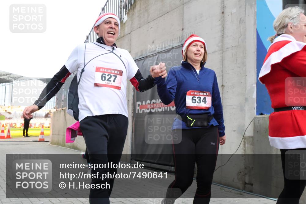 08.12.2024 - St. Pauli X-Mass-Run No. 14 H.Heesch http://msf.ph/oto/7490641 08.12.2024 10:04:47 Ziel 31, 89, 299, 627, 634, 791, 1421, 2380, 2382, 2383, 3008, 299, 595, 627, 634, 748, 2380, 2485 meine-sportfotos.de