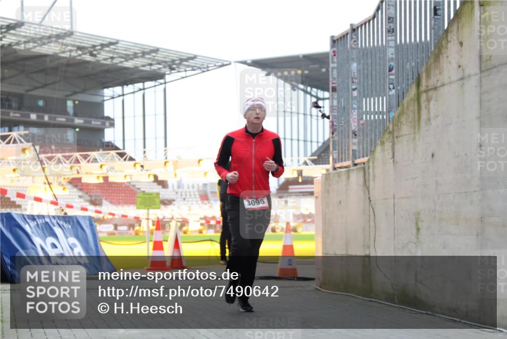 08.12.2024 - St. Pauli X-Mass-Run No. 14 H.Heesch http://msf.ph/oto/7490642 08.12.2024 09:56:56 Ziel 288, 2837, 2839, 3095 meine-sportfotos.de