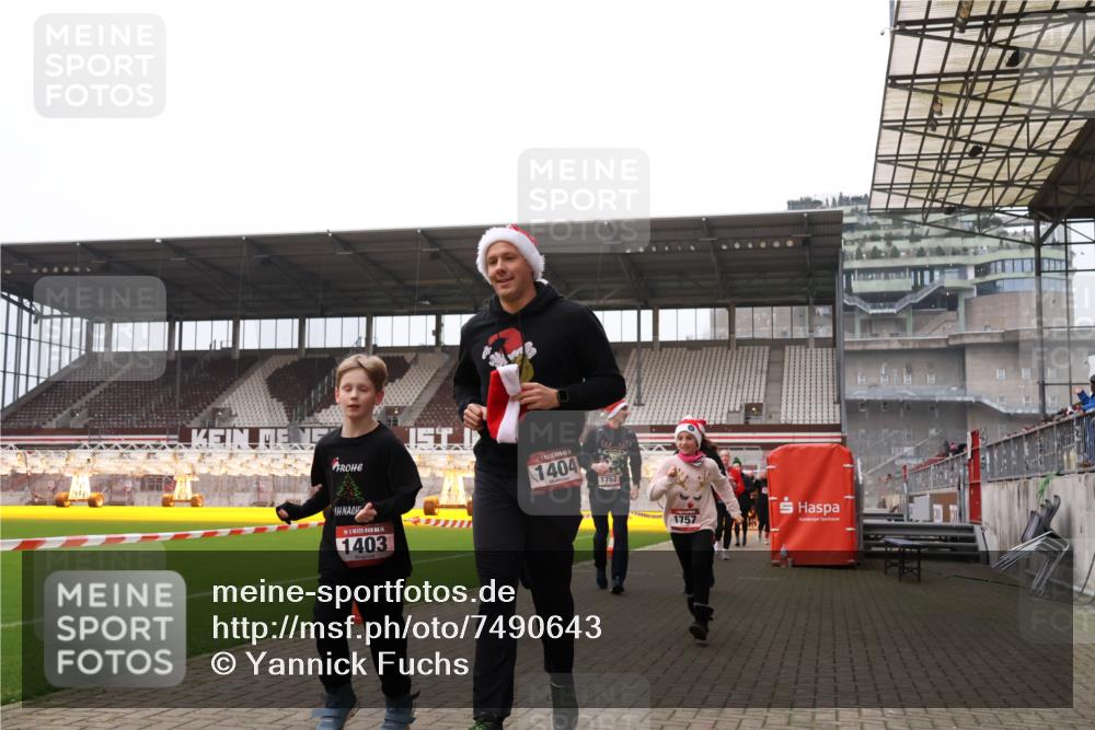 08.12.2024 - St. Pauli X-Mass-Run No. 14 Yannick Fuchs http://msf.ph/oto/7490643 08.12.2024 10:41:33 Ziel 1403, 1404, 1440, 1752, 1755, 1757, 1760, 2198, 2657, 3230, 3424, 3436 meine-sportfotos.de