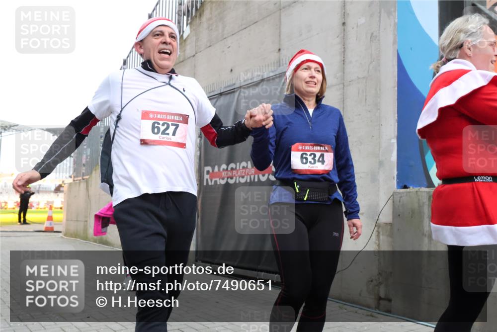 08.12.2024 - St. Pauli X-Mass-Run No. 14 H.Heesch http://msf.ph/oto/7490651 08.12.2024 10:04:47 Ziel 31, 89, 299, 627, 634, 791, 1421, 2380, 2382, 2383, 3008, 299, 595, 627, 634, 748, 2380, 2485 meine-sportfotos.de