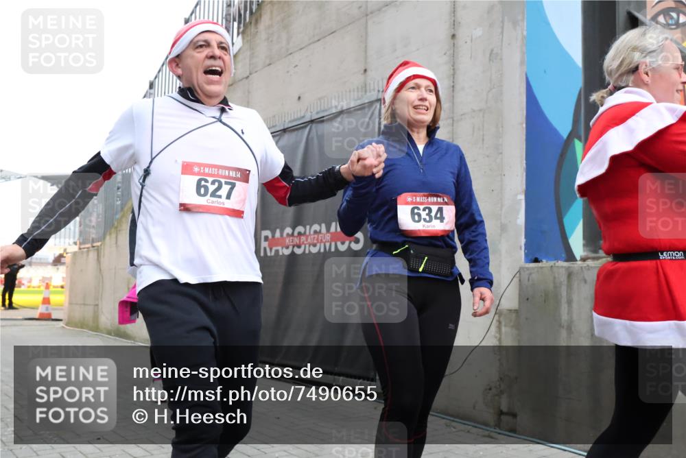 08.12.2024 - St. Pauli X-Mass-Run No. 14 H.Heesch http://msf.ph/oto/7490655 08.12.2024 10:04:47 Ziel 31, 89, 299, 627, 634, 791, 1421, 2380, 2382, 2383, 3008, 299, 595, 627, 634, 748, 2380, 2485 meine-sportfotos.de