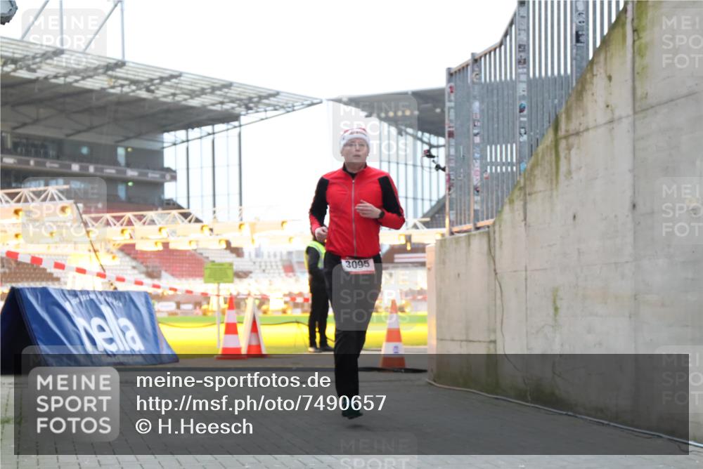 08.12.2024 - St. Pauli X-Mass-Run No. 14 H.Heesch http://msf.ph/oto/7490657 08.12.2024 09:56:56 Ziel 288, 2837, 2839, 3095 meine-sportfotos.de