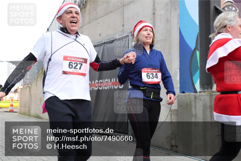 08.12.2024 - St. Pauli X-Mass-Run No. 14 H.Heesch http://msf.ph/oto/7490660 08.12.2024 10:04:47 Ziel 31, 89, 299, 627, 634, 791, 1421, 2380, 2382, 2383, 3008, 299, 595, 627, 634, 748, 2380, 2485 meine-sportfotos.de