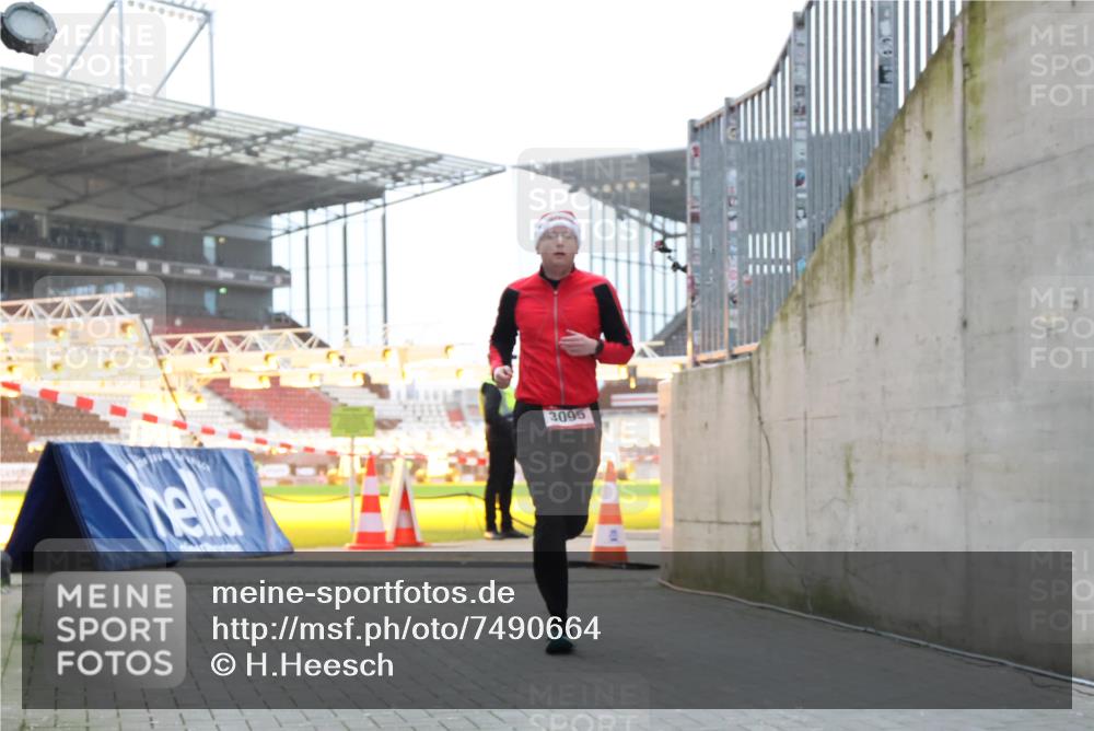 08.12.2024 - St. Pauli X-Mass-Run No. 14 H.Heesch http://msf.ph/oto/7490664 08.12.2024 09:56:56 Ziel 288, 2837, 2839, 3095 meine-sportfotos.de