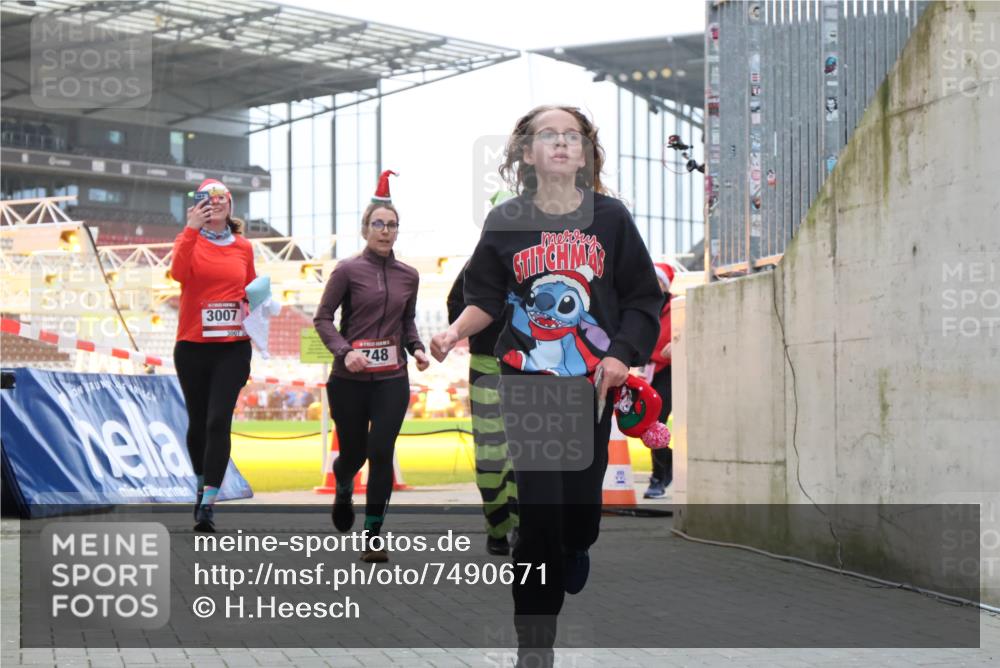 08.12.2024 - St. Pauli X-Mass-Run No. 14 H.Heesch http://msf.ph/oto/7490671 08.12.2024 10:04:52 Ziel 31, 89, 299, 627, 634, 791, 2380, 2382, 2383, 3008, 76, 172, 595, 748, 2485, 2758, 3007 meine-sportfotos.de