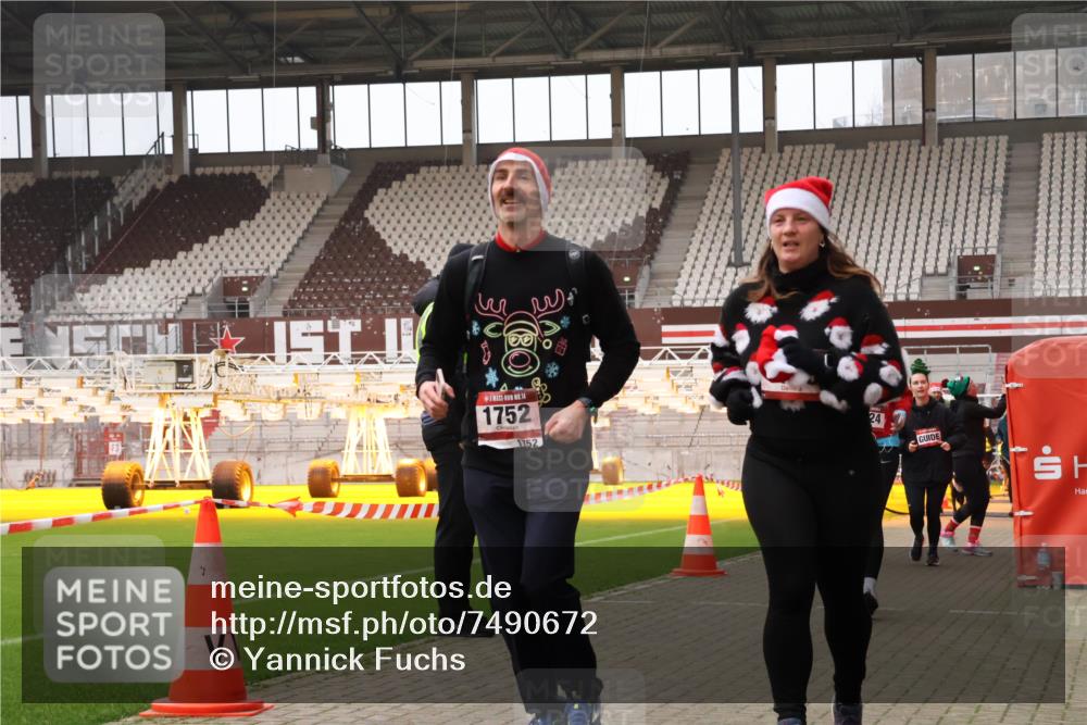 08.12.2024 - St. Pauli X-Mass-Run No. 14 Yannick Fuchs http://msf.ph/oto/7490672 08.12.2024 10:41:35 Ziel 1403, 1404, 1438, 1440, 1752, 1755, 1757, 1760, 2198, 2657, 3230, 3424, 3427, 3436 meine-sportfotos.de