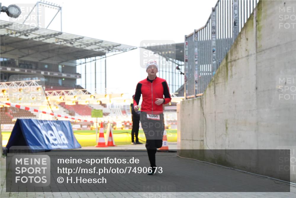 08.12.2024 - St. Pauli X-Mass-Run No. 14 H.Heesch http://msf.ph/oto/7490673 08.12.2024 09:56:56 Ziel 288, 2837, 2839, 3095 meine-sportfotos.de