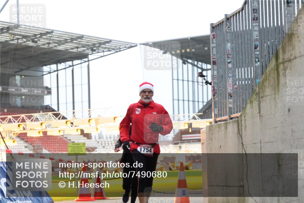 08.12.2024 - St. Pauli X-Mass-Run No. 14 H.Heesch http://msf.ph/oto/7490680 08.12.2024 09:57:04 Ziel 288, 2837, 2839, 3095, 1741, 1754, 2956, 3139 meine-sportfotos.de