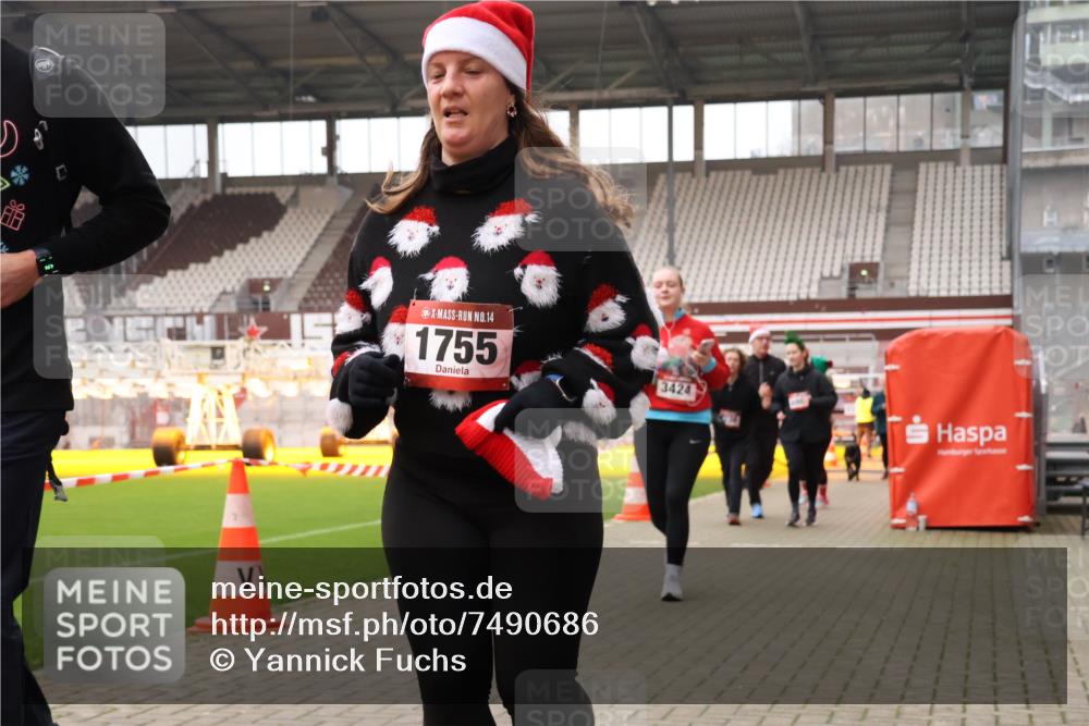 08.12.2024 - St. Pauli X-Mass-Run No. 14 Yannick Fuchs http://msf.ph/oto/7490686 08.12.2024 10:41:36 Ziel 1403, 1404, 1438, 1440, 1752, 1755, 1757, 1760, 2198, 2657, 3230, 3424, 3427, 3436 meine-sportfotos.de