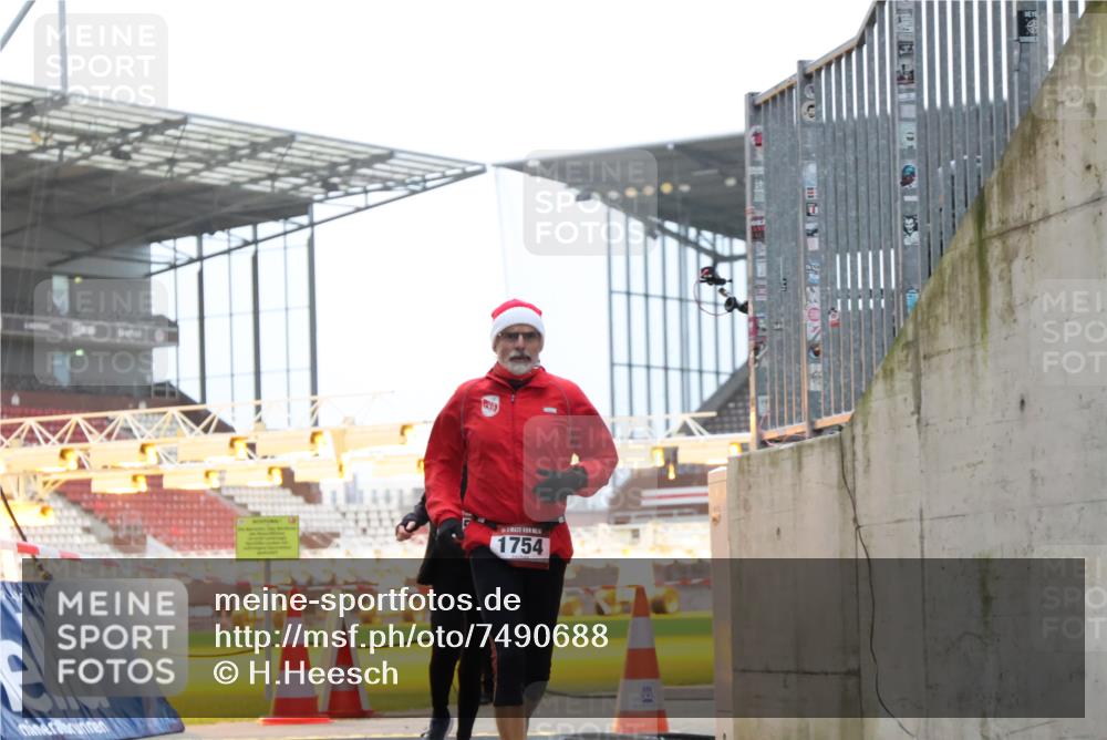 08.12.2024 - St. Pauli X-Mass-Run No. 14 H.Heesch http://msf.ph/oto/7490688 08.12.2024 09:57:04 Ziel 288, 2837, 2839, 3095, 1741, 1754, 2956, 3139 meine-sportfotos.de