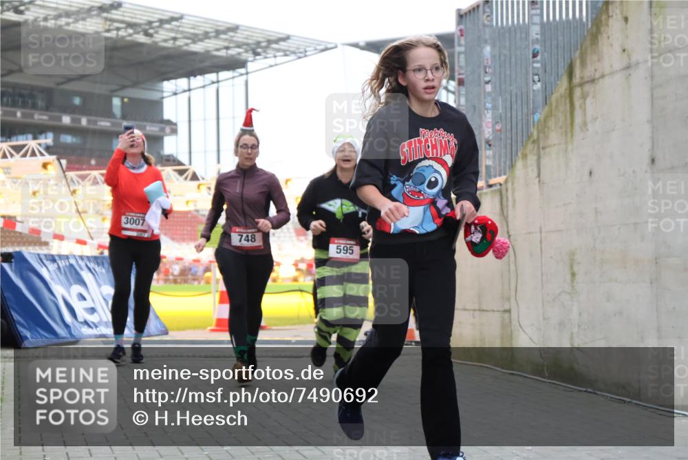 08.12.2024 - St. Pauli X-Mass-Run No. 14 H.Heesch http://msf.ph/oto/7490692 08.12.2024 10:04:52 Ziel 31, 89, 299, 627, 634, 791, 2380, 2382, 2383, 3008, 76, 172, 595, 748, 2485, 2758, 3007 meine-sportfotos.de